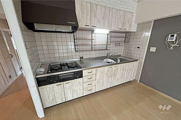 【キッチン】2012年に新調しているキッチンです。3口コンロの壁付で、部屋を広く使う事ができます。