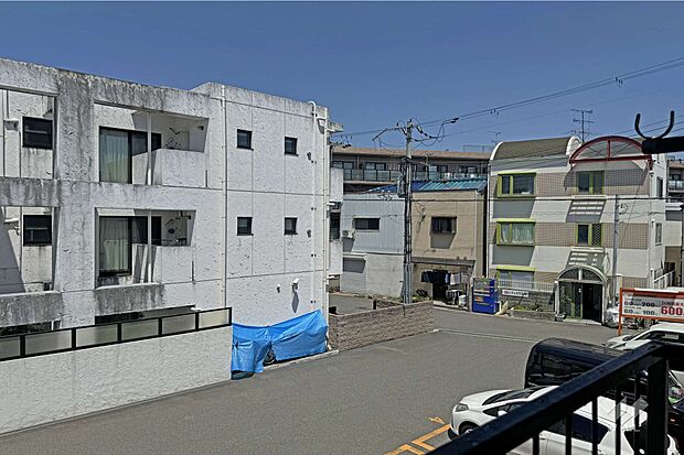 【居室からの眺望】北側の眺望です。駐車場に面しているため建物がなく日当たりも確保されています。