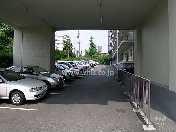 敷地内駐車場（屋外屋内平面式）。敷地の北側は駐車スペースになっております。アプローチもございます。