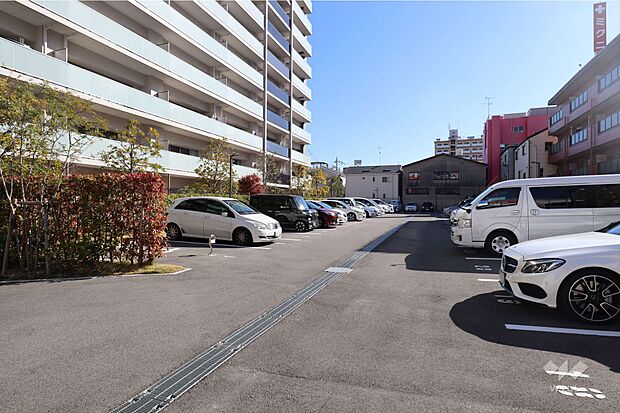 【駐車場】敷地内の駐車場は屋外平面式となっております。広々としており駐車しやすいです。