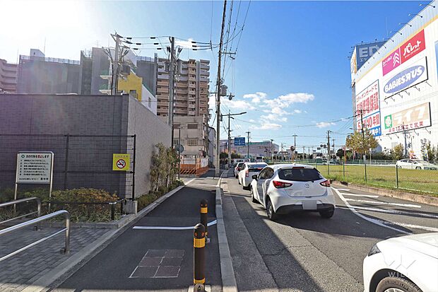 【前面道路】周辺には教育施設や買物施設が徒歩圏内にございます。便利にお使いいただけます。