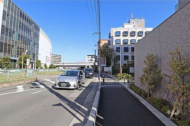 【前面道路】周辺には教育施設や買物施設が徒歩圏内にございます。便利にお使いいただけます。