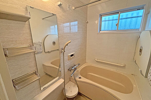 【浴室】浴室乾燥機付きのお風呂。窓があるため、換気がしやすくお掃除が楽になります。