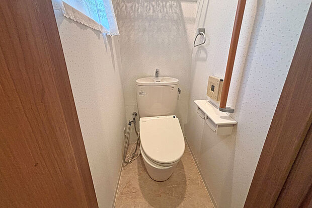 【トイレ】トイレはウォシュレット付きで設備が充実しております。窓があり換気がしやすいです。