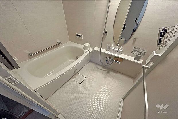 【浴室】ゆったりとしたユニットバス。足を伸ばして日々の疲れを癒していただけます。