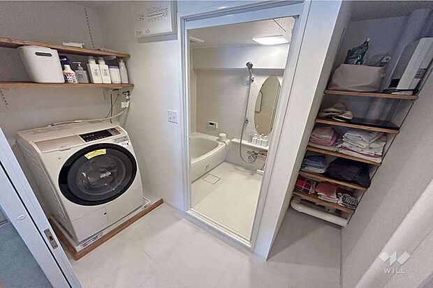 【洗面室】広々としたスペースを確保できています。タオルなどや洗剤などを収納する棚がございます。