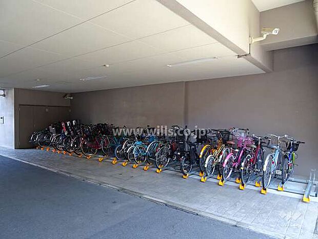 【駐輪場】江坂駅近辺にはスーパーなど商業施設も充実しており、かつ平坦な地勢の為、自転車での移動が便利です。