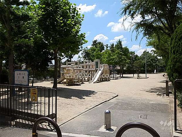 敷地に隣接して公園があります。