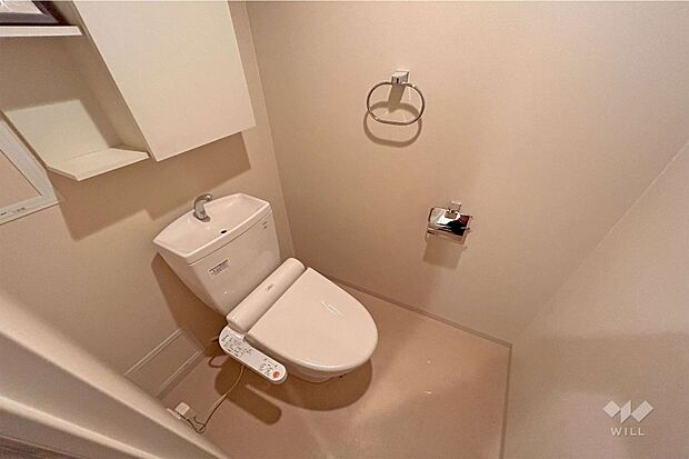 【トイレ】ウォシュレット付き。上部には吊戸棚もございますので消耗品のストックを隠して収納することができます。