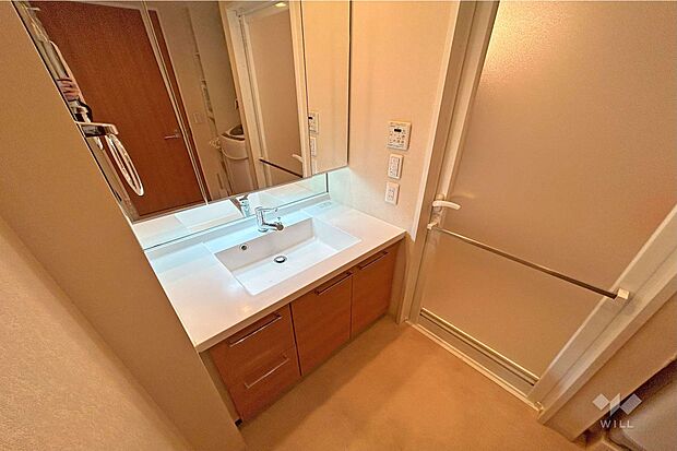 【洗面室】3面鏡・引き出しなど収納力がございます。水栓横にも収納がございますので生活感を隠すことができます。
