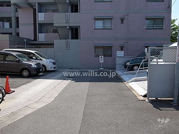 敷地内駐車場（屋外平面式と機械式とがあります。）