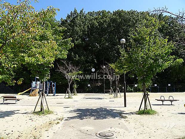 敷地に隣接する長野公園お子様やペットとの散歩に最適です。