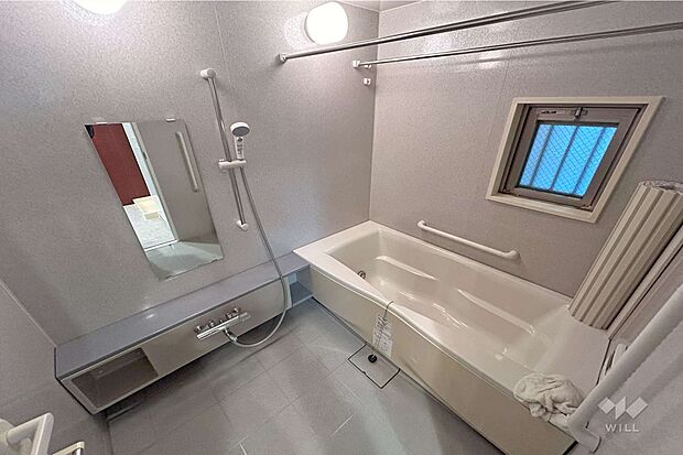 【浴室】16×20サイズのゆったりとしたユニットバス。足を伸ばして日々の疲れを癒していただけます。乾燥機つきで雨の日のお洗濯も安心。