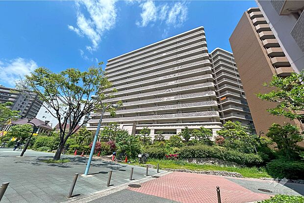 【リバーガーデンKashimaの外観(南西側から)】JR東西線「加島」駅から北東方向へ徒歩1分の位置にございます。