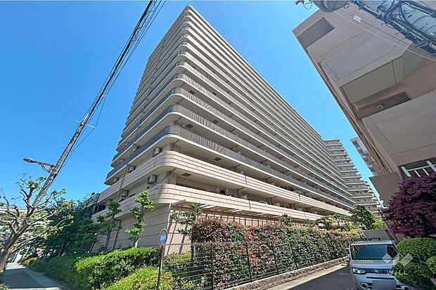 【リバーガーデンKashimaの外観(北西側から)】『大阪市淀川区加島3丁目』にある総戸数330戸の大規模マンションです。