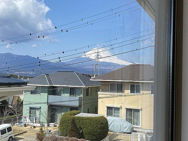眺望　2階居室からは雄大な富士山が望めます。