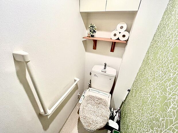 手摺り付きの収納にも大変便利なトイレです