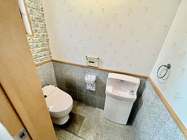 トイレは1階と2階にございます。2階トイレは手洗い付きです。トイレを使用した後すぐに手を洗えて便利ですね。
