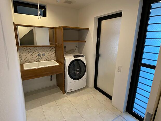 備え付けの棚付き洗面所。直接物干しスペースに出入りでき家事同線がいいです♪