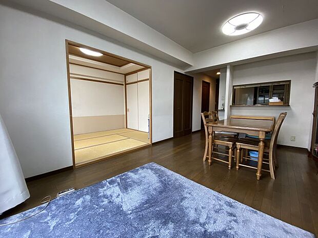 LDK約15.5帖！隣に和室があり、扉を開くと更に広々とした空間になりますね。