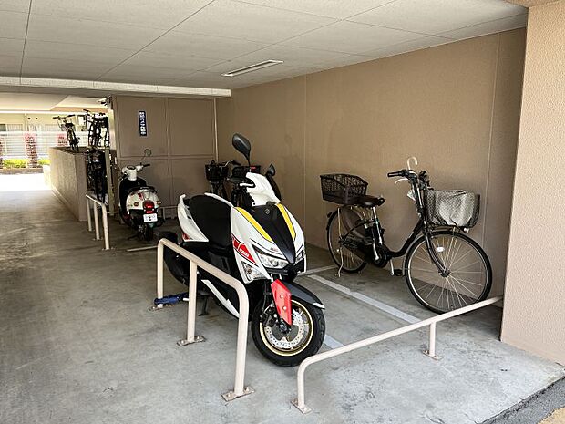屋根付きの駐輪場で大切な自転車やバイクを雨などから守ります