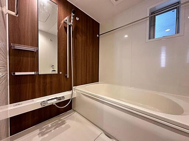 《浴室》浴室換気乾燥機付きのバスルーム。雨の日や花粉の季節のお洗濯も安心です