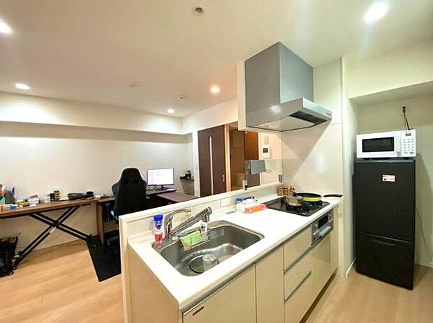 《キッチン》使い勝手の良いシステムキッチン。右側のスペースには冷蔵庫や電子レンジを置けます。 