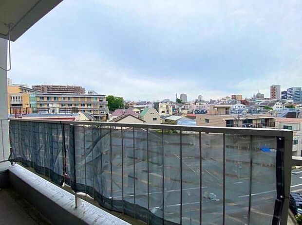 《バルコニー》5階からの眺めは見通しも良くて開放的です