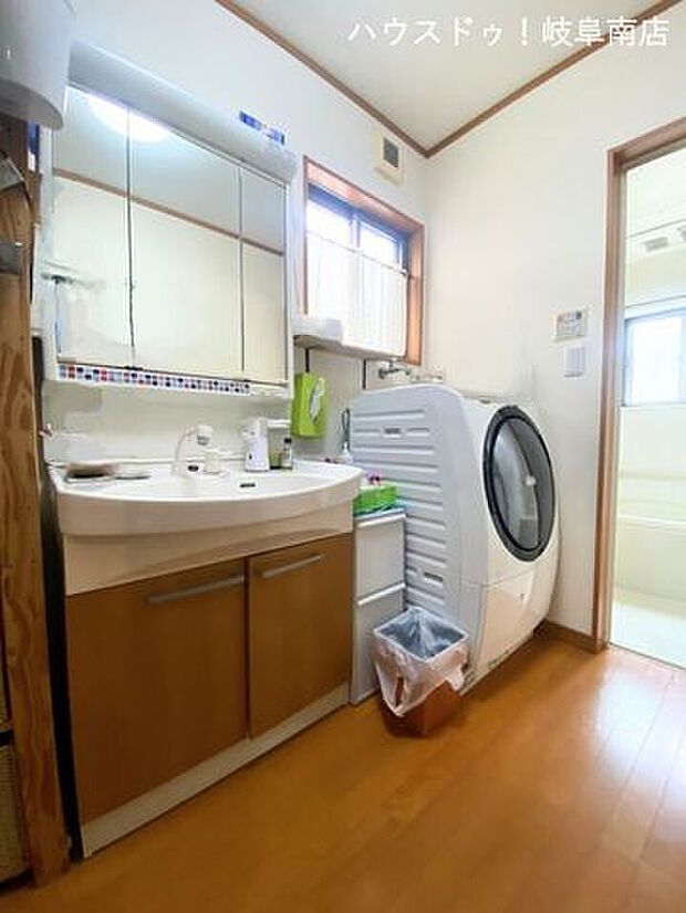 ワイドタイプの洗面台は収納量も大容量です。