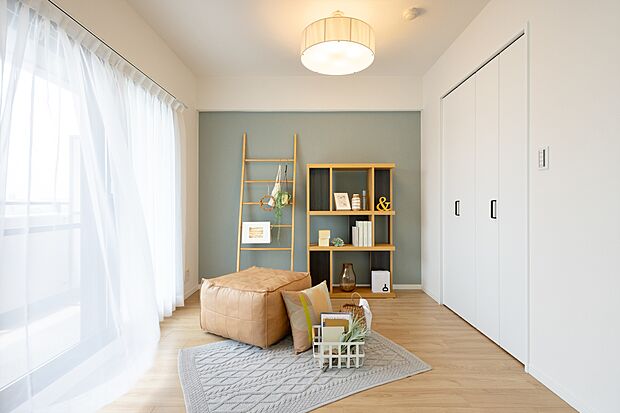 洋室(3)のアクセントクロスはお手持ちの家具が映えるダークカラー。