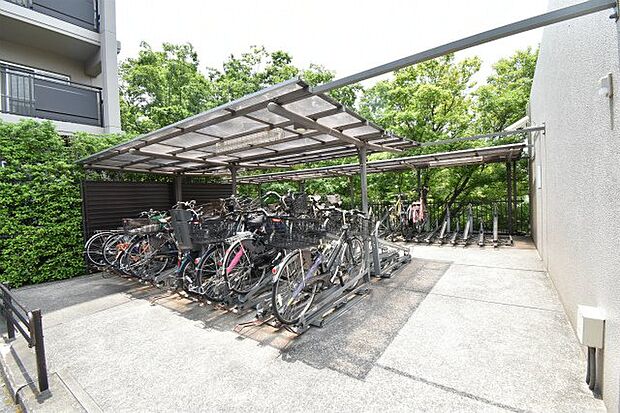 駐輪場が物件の東西に2か所ございます。バイク置き場も併設されており、どちらも屋根付きでございます。