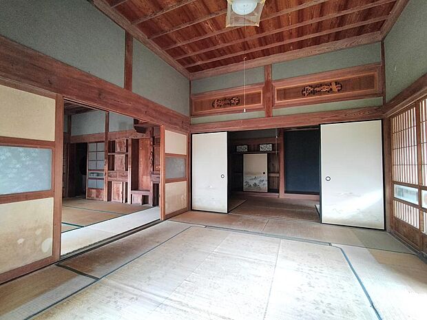 玄関手前の和室の隣にある和室。画像右奥に歴史ある作りが見えます。