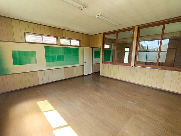 未登記の建物　２部屋教室があります。