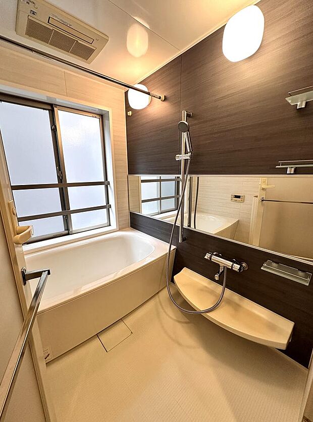 1418サイズの浴室には大きな窓があり明るく自然換気もできます