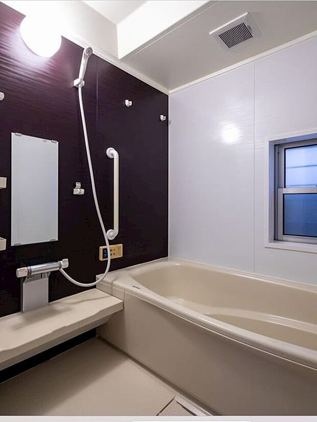 ■浴室■浴室は、ゆったりお寛ぎいただける広々空間です。 清潔感あふれるバスルームは一日の疲れを癒して