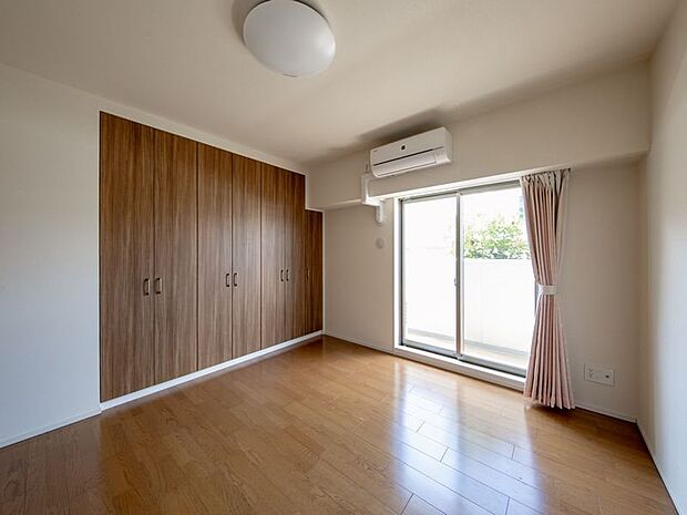 収納豊富なクローゼットのある洋室は、片付けやすくお部屋もすっきり。  