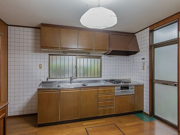 ◆キッチン◆キッチンには大きい窓がございまして、換気をスムーズに行うことが可能です。