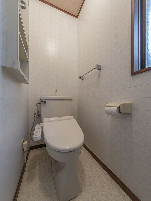 ◆トイレ◆白基調の清潔感のあるトイレ。使い勝手の良い棚が備わっております。