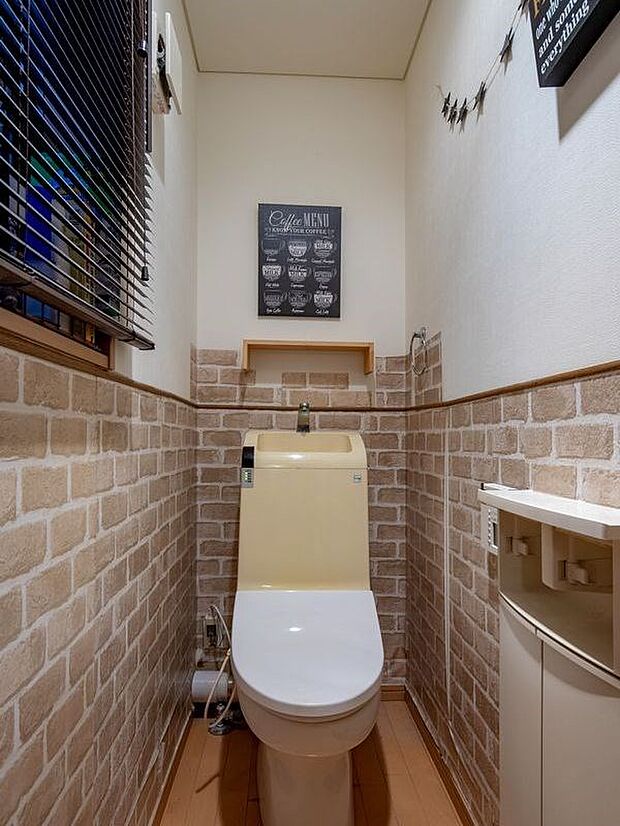 ■トイレ■レンガ模様のオシャレな壁紙です。トイレは2か所ございますので混み合う心配なし。