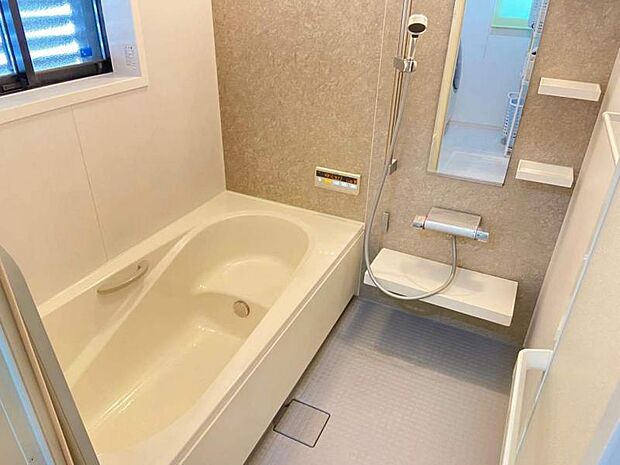 窓付きの浴室は、換気扇を使わず換気をすることが可能です！日々の電気代を節約できますね♪