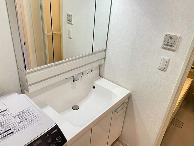 三面鏡付きの洗面台は鏡の裏に収納スペースがあり水回りをすっきりと片付けられます♪