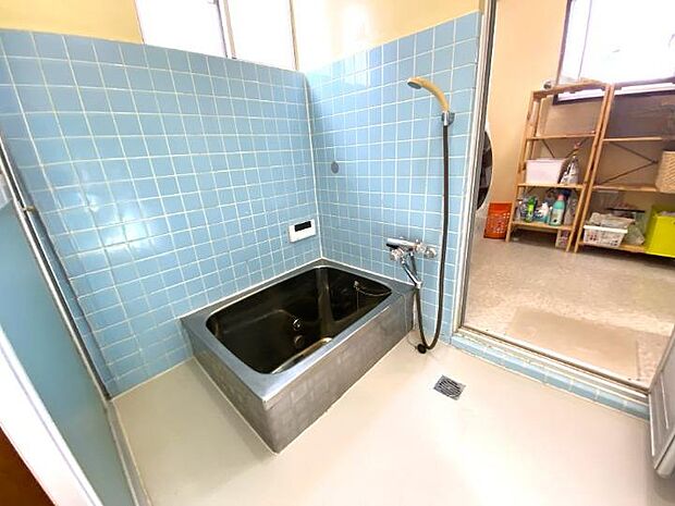 タイル張りの浴室になっております♪二か所からの出入りが可能なため湿気がこもりにくい造りになっております！