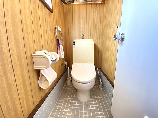 1階トイレです。清潔感のあるトイレ。設備の変更をご希望の方にはリフォームもご提案できます。