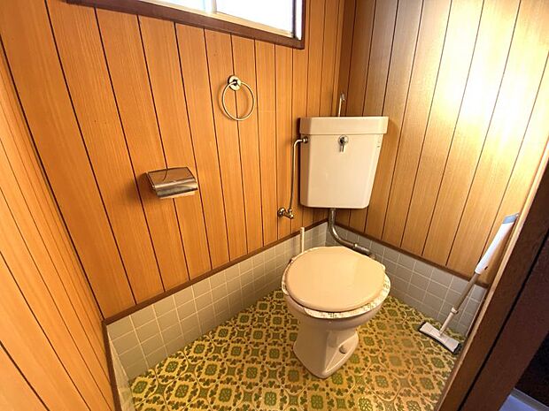2階トイレです。タンクがトイレと離れているため隅々まで掃除ができそうですね♪