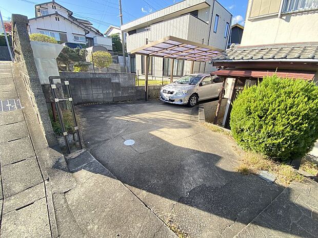 駐車場にはカーポートがついております。縦列駐車で2台まで駐車できます！（車種による）