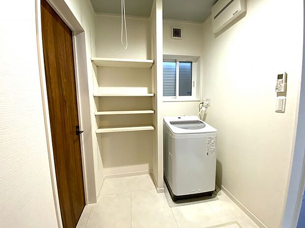 ゆとりのある洗面室。タオルや洗剤などの日用品のストックも可能な収納棚がございます♪