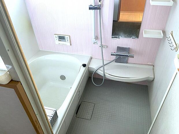 【浴室】パステルピンクの壁がオシャレな浴室です♪小窓付きでこもりがちな湿気を逃がすことができます！