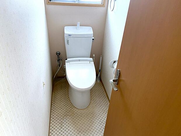 【トイレ 】小窓付きで明るい空間になります♪換気にも便利ですね！