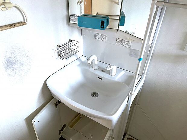 【洗面室】来客時にも玄関傍にある洗面所は便利ですね♪