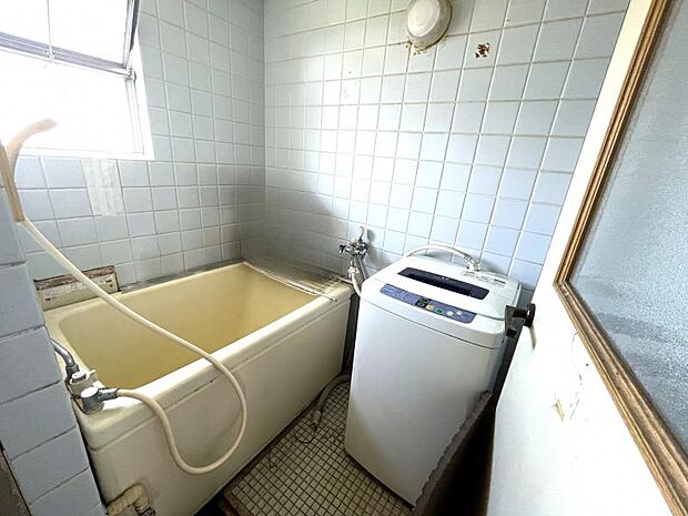 【浴室】小窓がついており、換気することで湿気がこもりません！